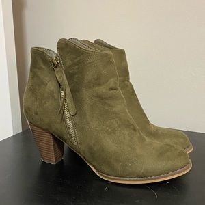 Lightly worn Hunter green booties. Size 9